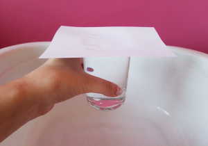 Eksperyment 1 -przykryj szklankę kartą papieru